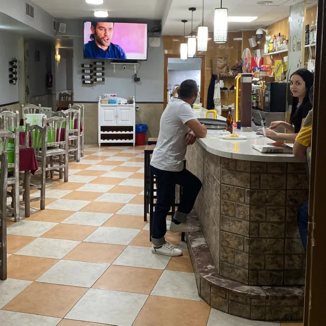 Bar Restaurant Tasca L´Om interior del local con baldosas naranjas y blancas