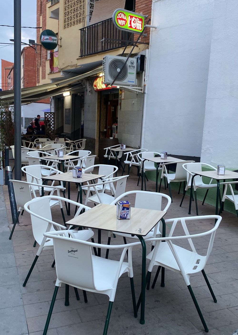 Bar Restaurant Tasca L´Om terraza de local con mesas y sillas blancas